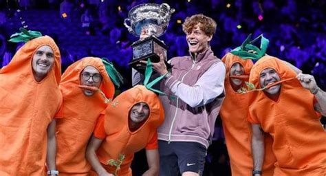 Jannik Sinner mentre consegna il suo asciugamano ai Carota Boys