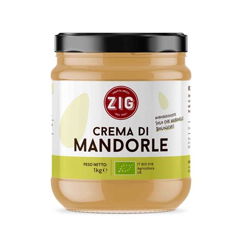 processo di frullatura delle mandorle per ottenere la crema