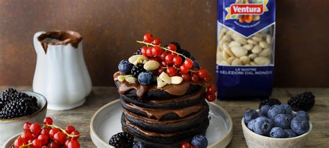 pancake guarniti con crema di mandorle, frutti di bosco e cocco