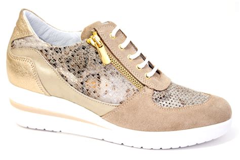 Diverse paia di scarpe Soffice Sogno in primo piano, che mostrano la varietà di modelli e la morbidezza della pelle.