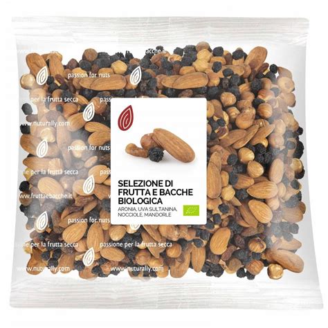 Una selezione di frutta secca tostata e tartufi neri