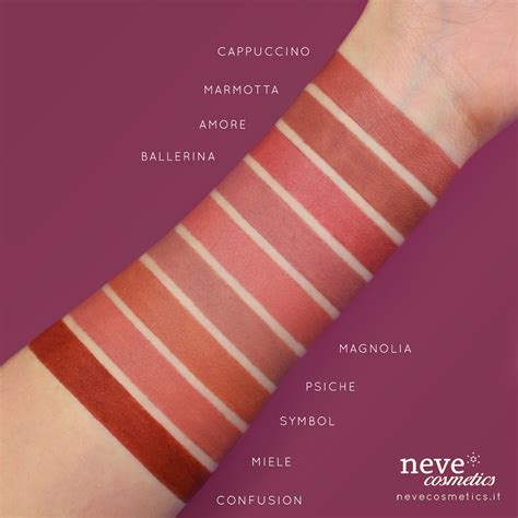 Immagine del Pastello Labbra Alternative di Neve Cosmetics, che mostra la matita e l'applicazione sulle labbra