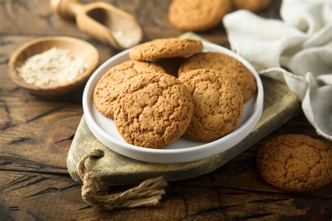 Una varietà di biscotti secchi e dolci da forno disposti su un piatto da portata