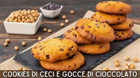 Ingredienti per i biscotti di ceci disposti ordinatamente su un piano di lavoro