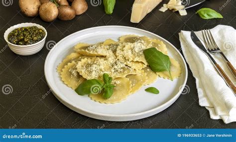 Immagine di ravioli speck e formaggio appena cotti