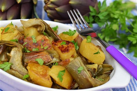 stand enogastronomico allestito in piazza con piatti a base di carciofi
