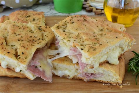 Una focaccia ripiena dorata e invitante, pronta per essere tagliata e servita