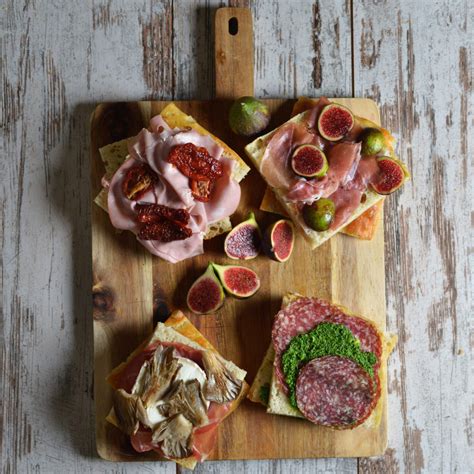 Una selezione di ingredienti freschi e di qualità per farcire la focaccia: verdure, salumi e formaggi