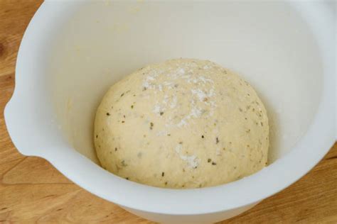 Dettaglio dell'impasto della focaccia che lievita in una ciotola coperta