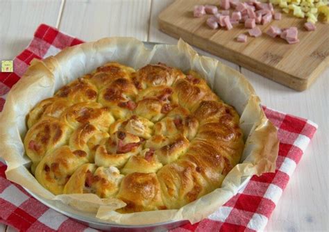 Dettaglio della focaccia ripiena pizzicata appena sfornata, con la farcitura visibile