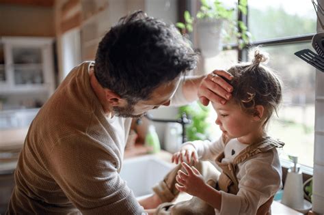 Infografica che elenca i sintomi comuni dell'acetone nei bambini, con icone rappresentative per ciascun sintomo.