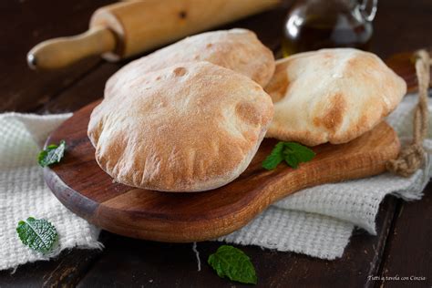Immagine di un impasto per pane arabo che lievita in una ciotola
