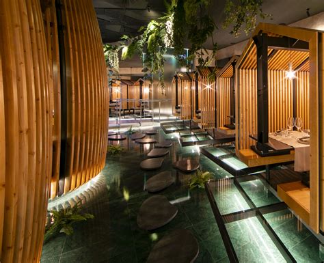 Interno del ristorante Koi Sushi con elementi di design giapponese