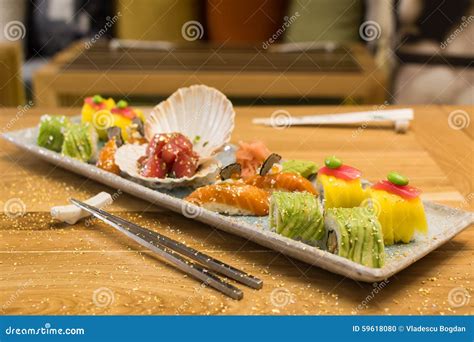 Piatto di sushi misto colorato e ben presentato da Yum Sushi
