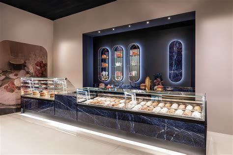 Immagine di una vetrina di pasticceria tradizionale