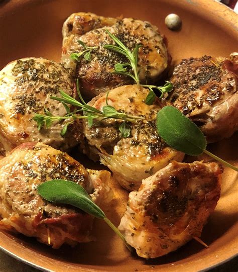 Filetto di maiale che rosola in padella con erbe aromatiche