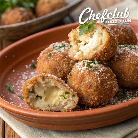 Ingredienti per le polpette disposti su un tagliere: ricotta, uovo, pangrattato, formaggio grattugiato, sale, pepe, erbe aromatiche.