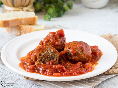 Polpette di pollo e ricotta immerse in un ricco sugo di pomodoro, guarnite con basilico fresco.