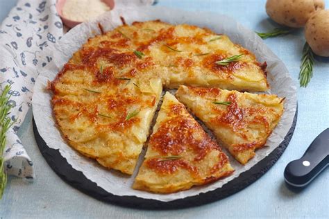 Foto della torta di patate trentina pronta da gustare