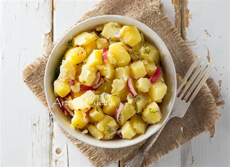 Immagine dell'insalata di patate alla trentina con erba cipollina