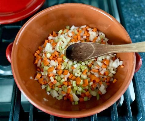 Piatto di verdure tritate finemente per il soffritto