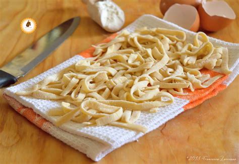 Nidi di tagliatelle fresche pronte per essere cotte