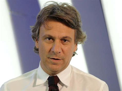Ritratto di Nicola Porro in studio televisivo