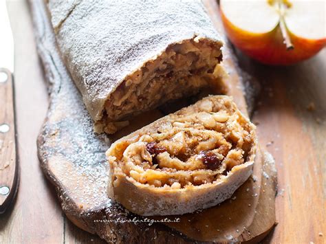 Immagine ravvicinata di uno strudel di mele appena sfornato