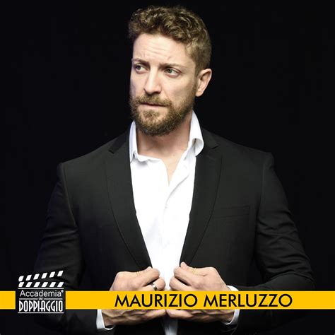 Maurizio Merluzzo sul palco durante uno spettacolo comico