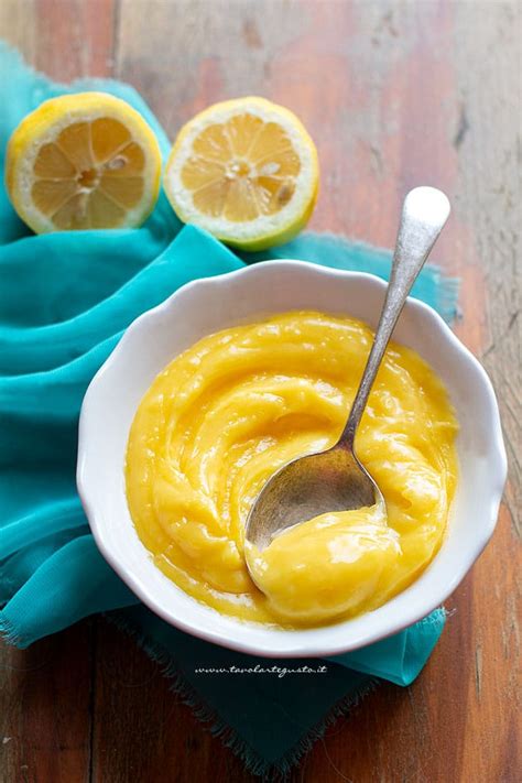Dettaglio della crema al limone che si addensa sul fuoco