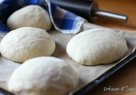 Panetti di impasto per pizza con lievito madre pronti per la seconda lievitazione