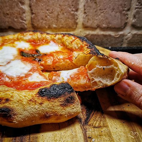 Tecnica di stesura della pizza con lievito madre utilizzando i polpastrelli