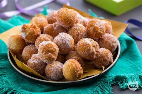 Castagnole fritte dorate e rotolate nello zucchero
