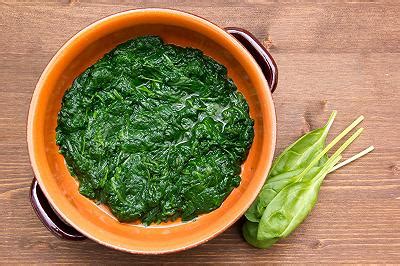 spinaci lessati e strizzati, pronti per essere tagliati