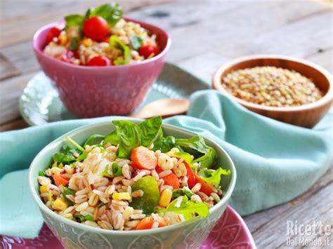 Ingredienti freschi e colorati per l'insalata di riso ai tre cereali