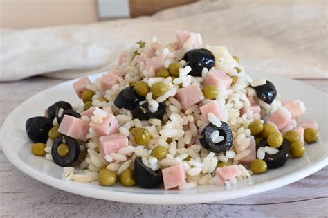 Dettaglio degli ingredienti freschi che compongono l'insalata di riso