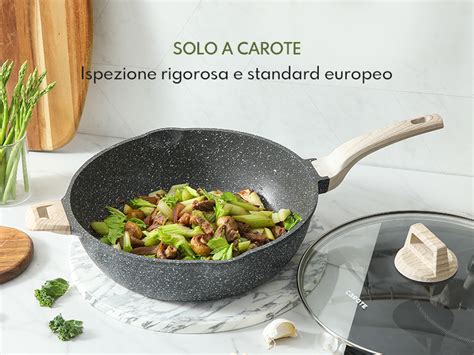 Padella antiaderente sul fuoco con un neccio in cottura, che mostra le bollicine sulla superficie prima di essere girato.