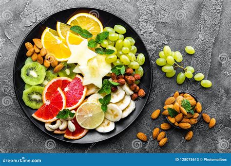 Immagine di un piatto colorato con frutta e verdura fresca, enfatizzando la varietà