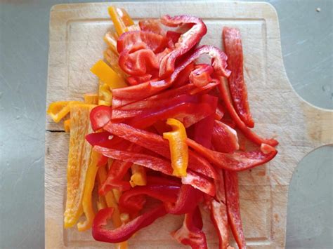 Peperoni tagliati a tocchetti pronti per la cottura