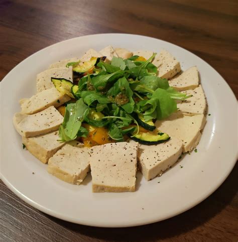 Piatto finito di zuppetta con peperoni, rucola e formaggio