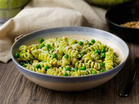 Immagine di un piatto invitante di pasta e piselli, con un verde brillante e una consistenza cremosa.