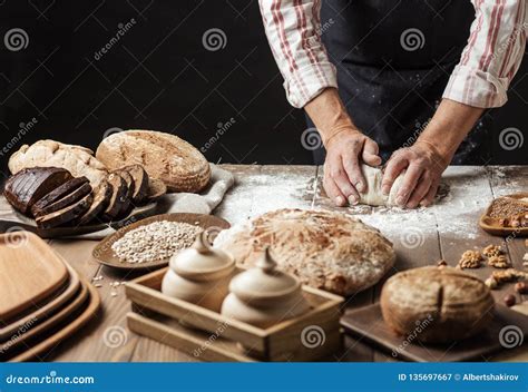 Cristiano Baldoncini che impasta il pane a mano