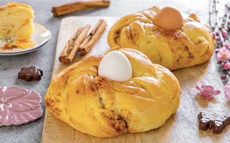 Diverse varianti di trecce di pane decorate per Pasqua