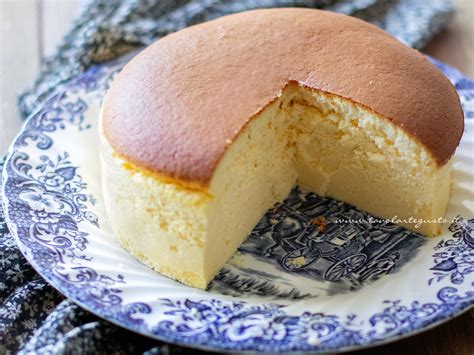 Infografica con le caratteristiche principali della Cotton Cheesecake giapponese: consistenza, assenza di base, cottura a bagnomaria