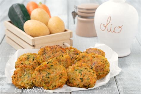 Ingredienti per l'impasto delle frittelle verdi: verdure, uova, formaggio grattugiato