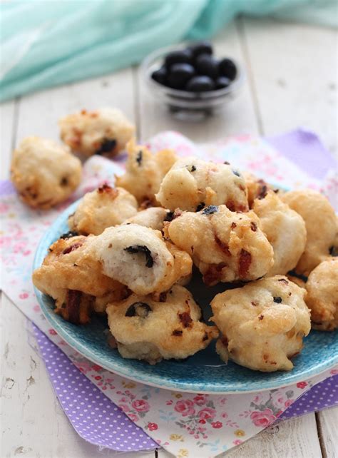 Frittelle di sgombro e olive pronte per essere servite