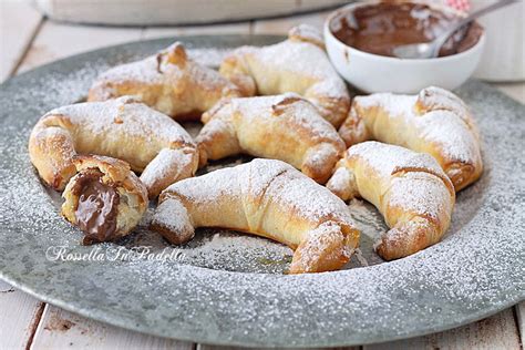 illustrazione stilizzata di cornetti alla Nutella su una teglia