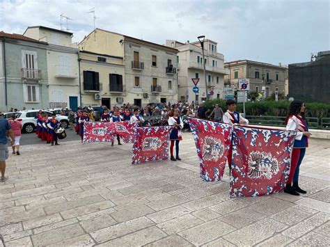Sbandieratori durante una rievocazione storica