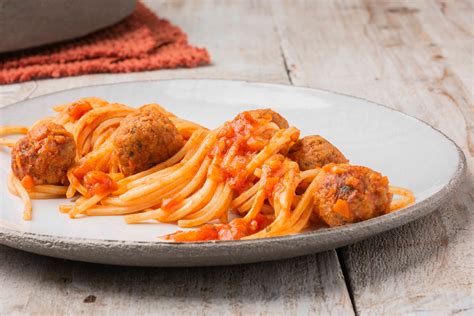 Piatto di pasta al forno con polpette di ricotta