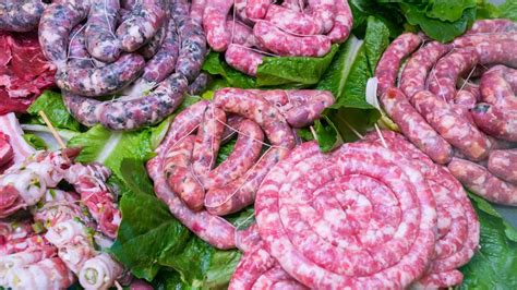Immagine di diverse tipologie di salsicce fresche, pronte per la cottura